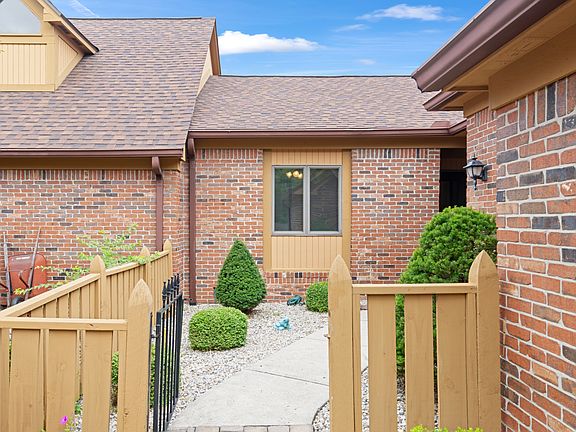 3rd image of 135 Ravenswood Dr