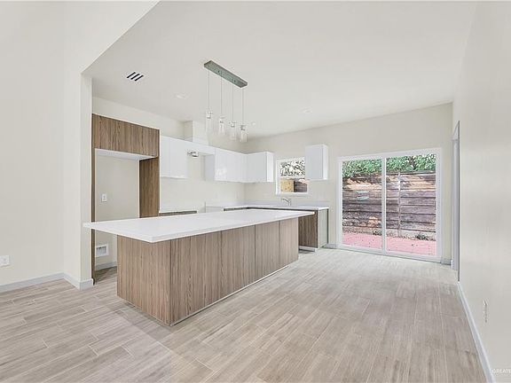 3rd image of 1829 Sunset Dr