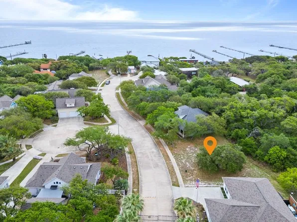 103 Boardwalk Ave, Rockport, TX 78382