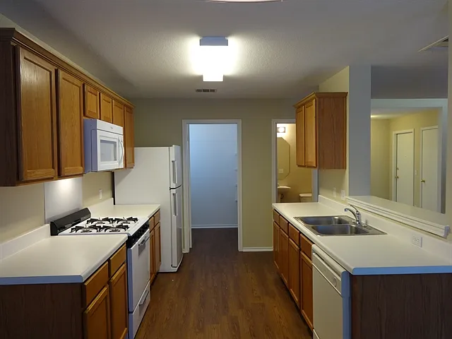 4 bed, 2.5 bath, 1982 sqft, $2,040 — Photo 2