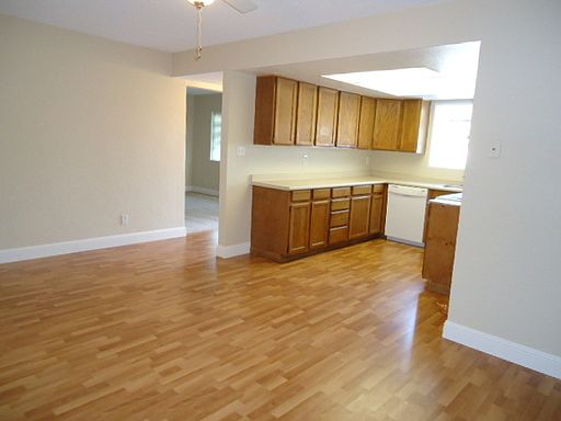 4th image of 215 Begonia Blvd