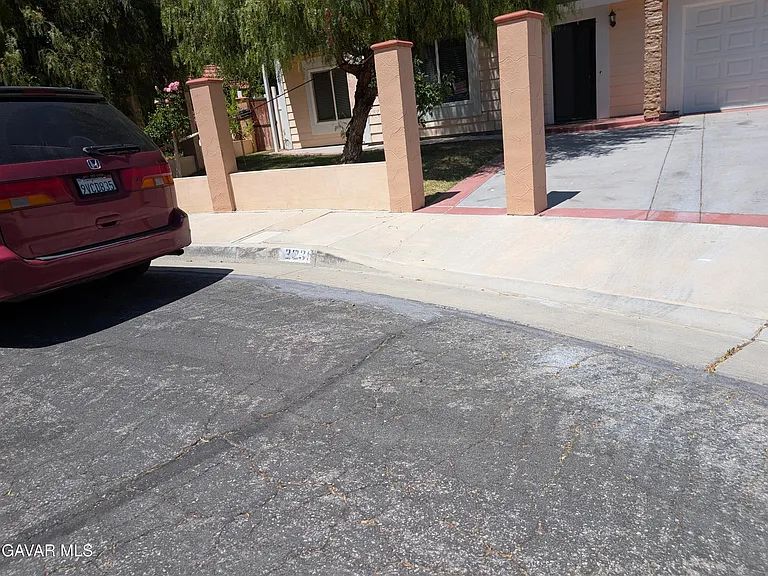 239 Katherine Ct — Photo 4
