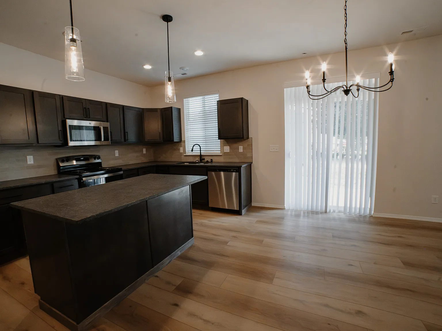 3 bed, 2.5 bath, 1916 sqft, $2,595 — Photo 2