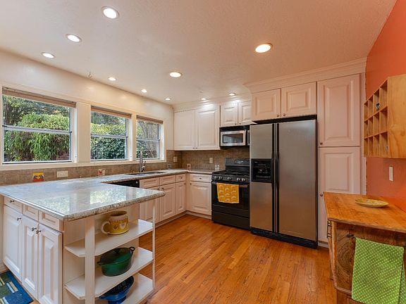 4th image of 267 Gardens Avenue