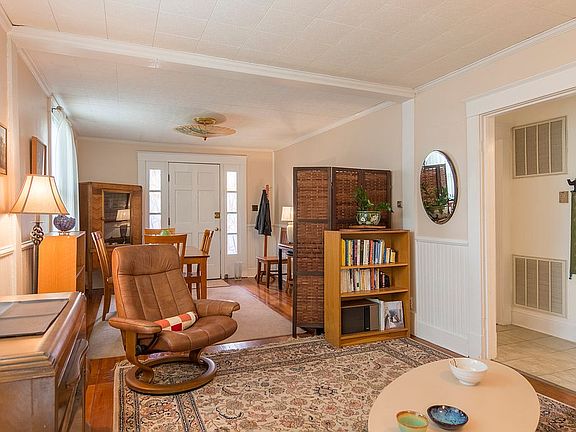 4th image of 607 W 21st St