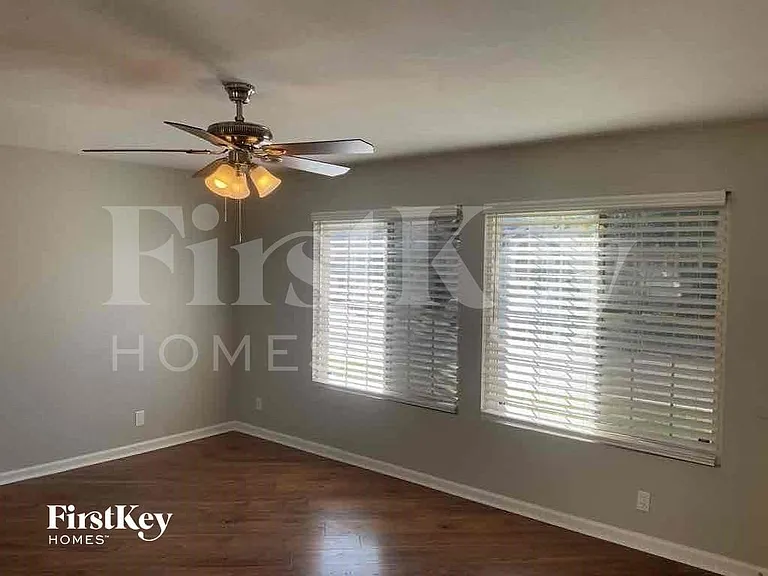 235 N 22nd Pl — Photo 4