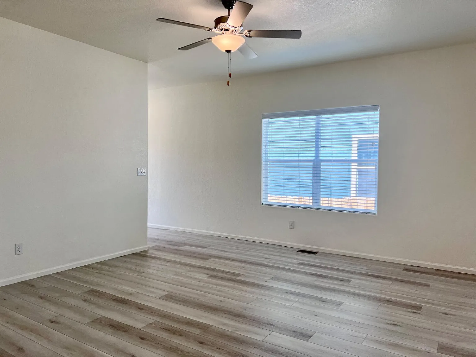 3 bed, 2.0 bath, 1268 sqft, $2,600 — Photo 4