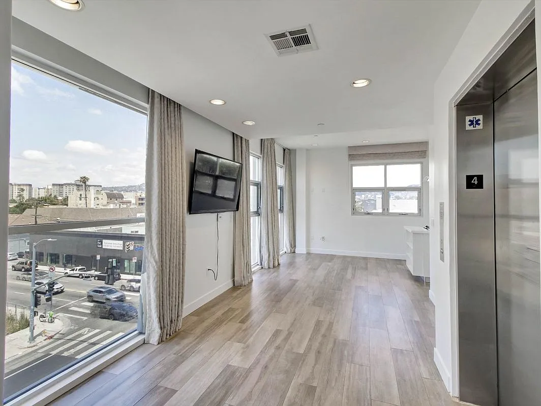 1 bed, 2.0 bath, 2527 sqft, $2,995 — Photo 3