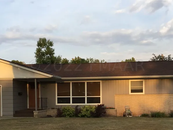 308 S 10th St, Oakes, ND 58474