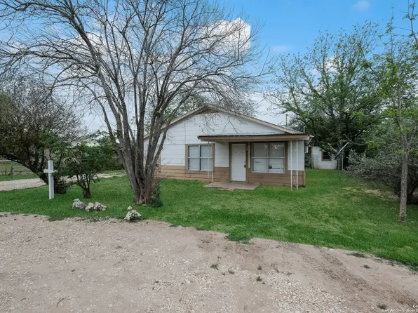 805 El Paso St, Sabinal, TX 78881