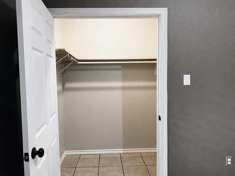 914 N Catherine St — Photo 24