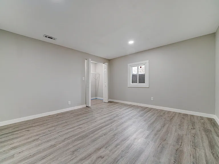 112 Liverpool Dr SE — Photo 17