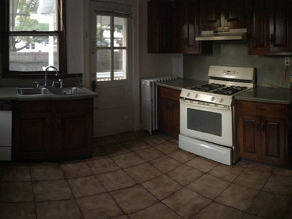 2nd image of 17 Verplanck Ln