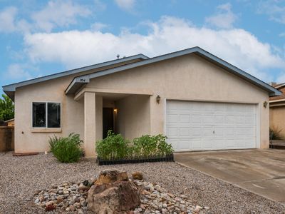 704 Santa Fe Meadows Dr NE, Rio Rancho, NM, 87144