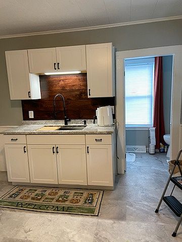 Kitchen (No dishwasher)