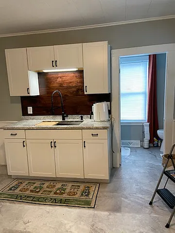 Kitchen (No dishwasher)