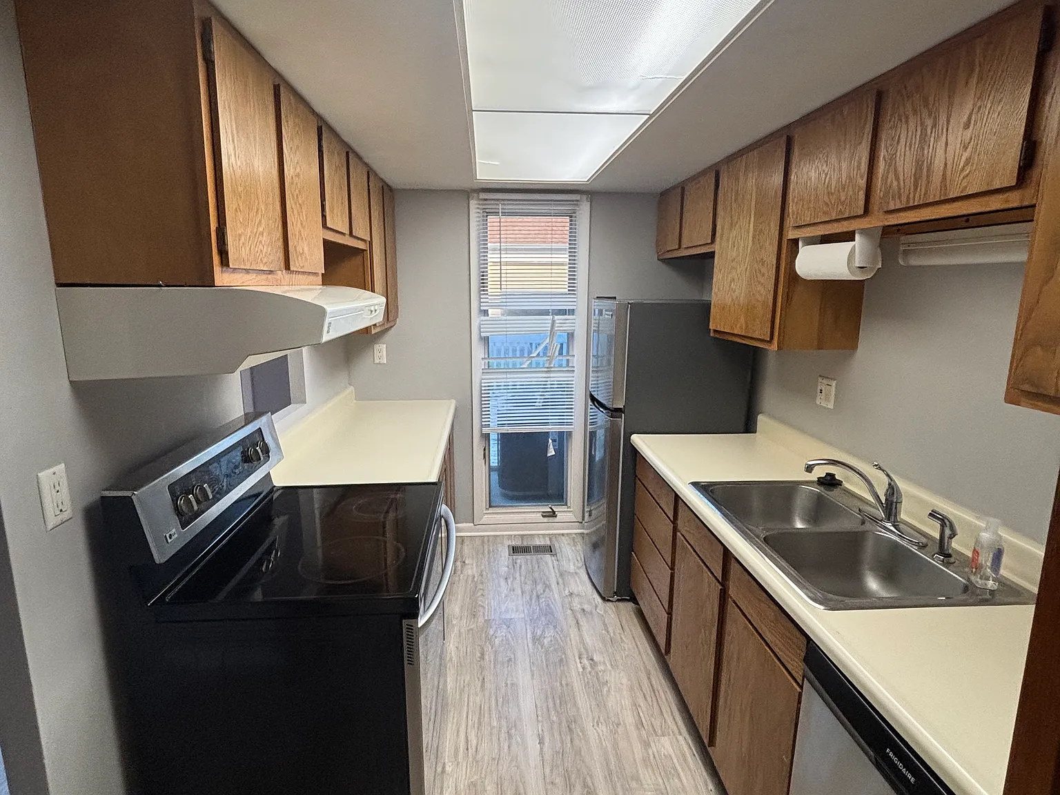 2 bed, 1.5 bath, 1100 sqft, $1,300 — Photo 2