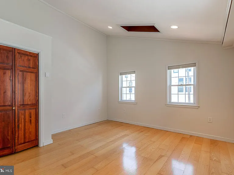 1439 E Oxford St — Photo 15