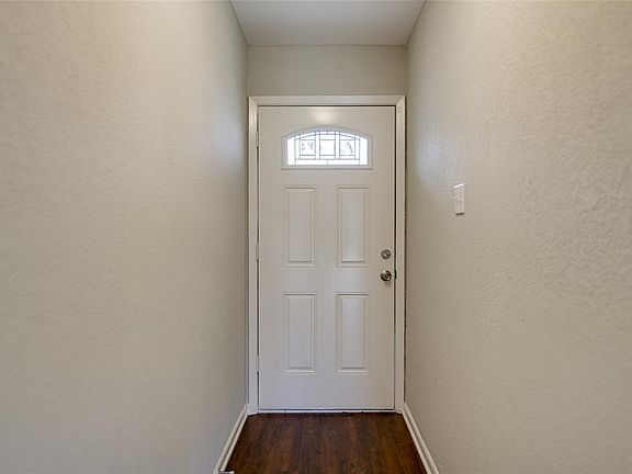 3rd image of 728 Windsor Dr