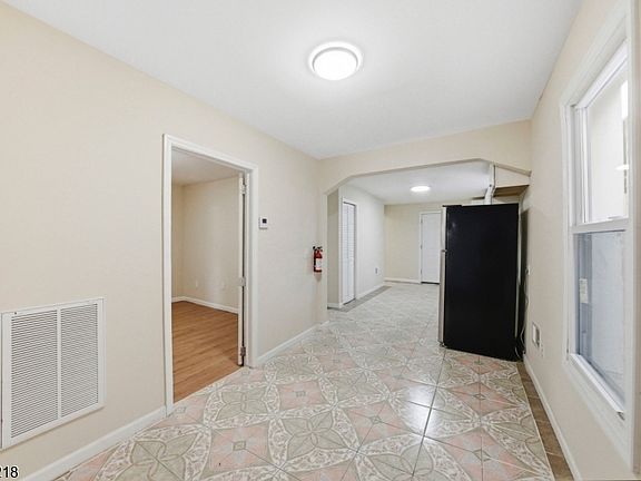 3rd image of 216 Delaware St
