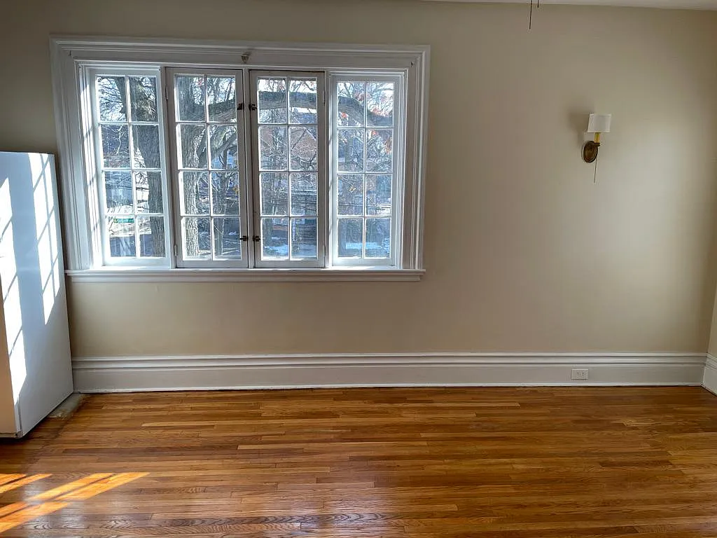 Building Photo - 423 Crescent St NE #2