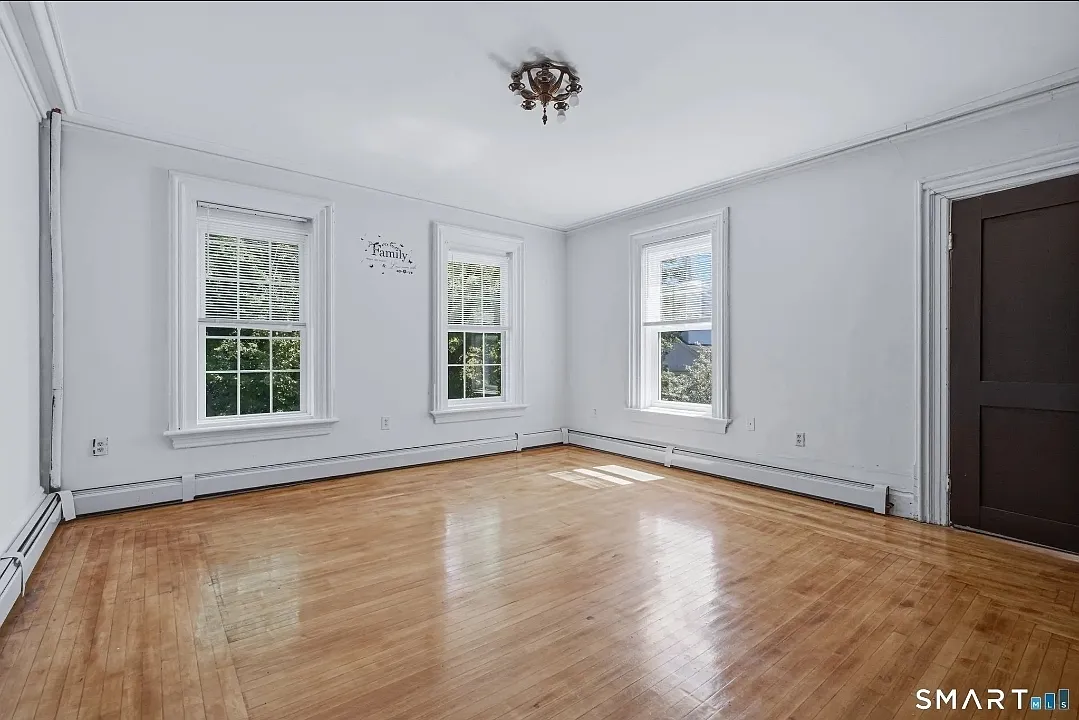 9 bed, 3748 sqft, $850 — Photo 1