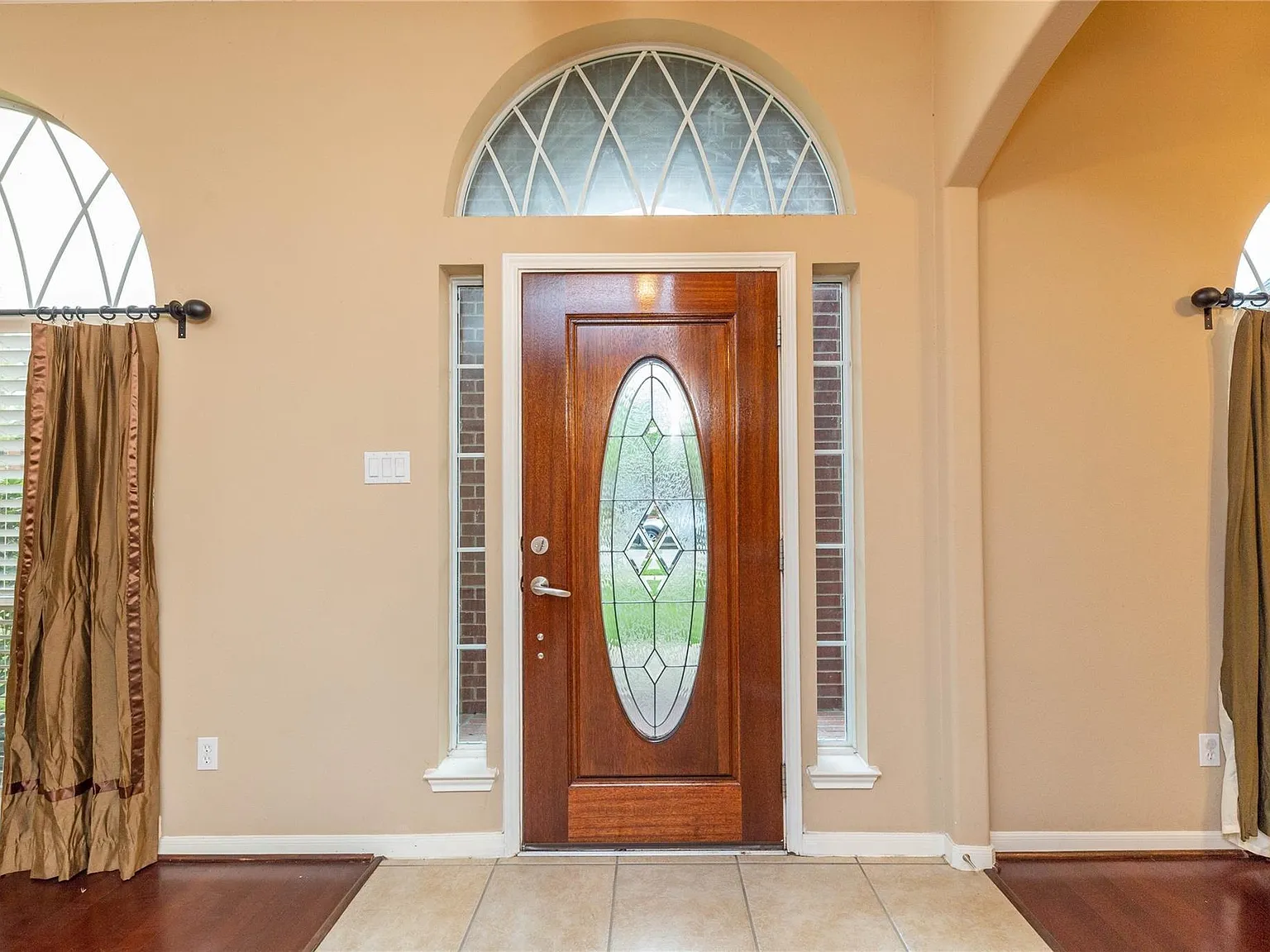 3 bed, 2.0 bath, 2426 sqft, $2,600 — Photo 4