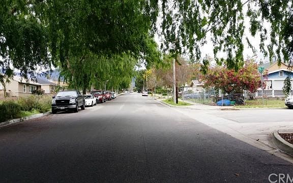 BEAUTIFULLY TREE LINED SHADED STREET!