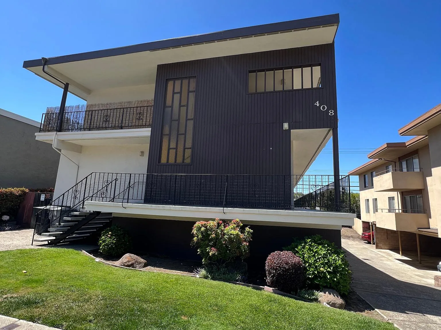 408 Richmond Dr — Photo 1