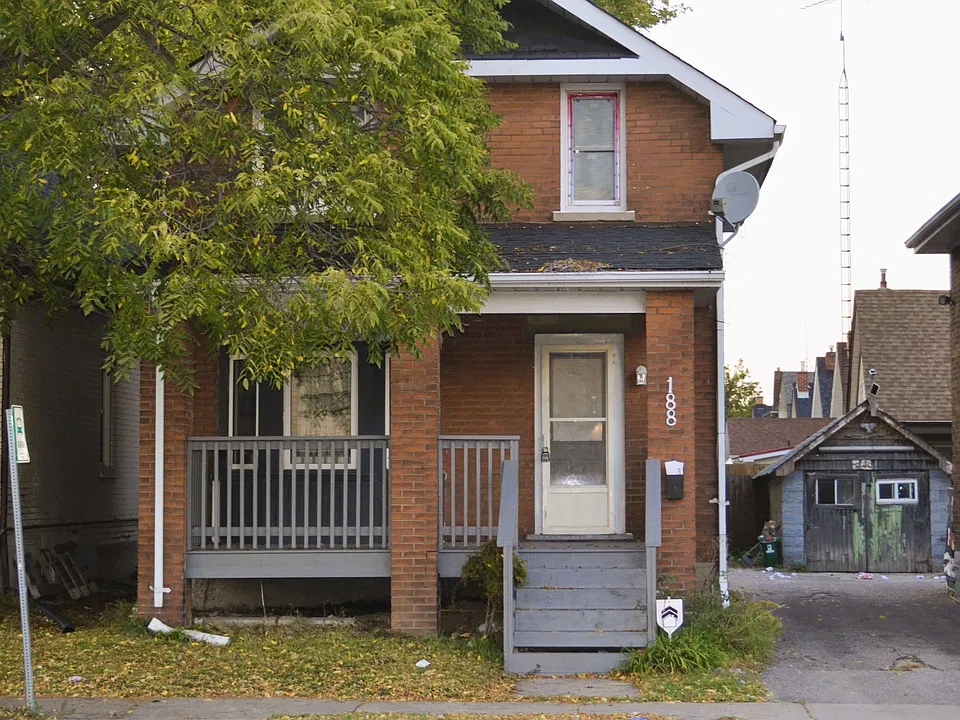 188 Adelaide Ave E