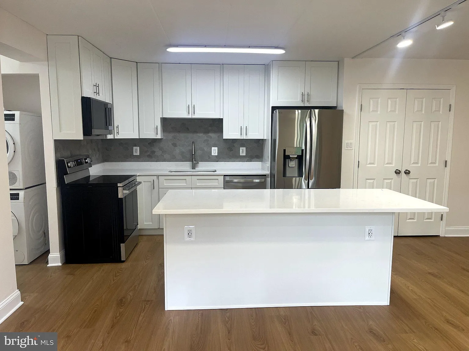 2 bed, 2.0 bath, 1044 sqft, $2,499 — Photo 3