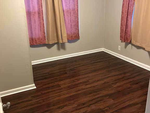 3rd image of 910 Meadow Dr