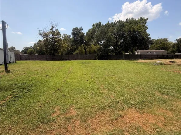 404 Wrangler St, Franklin, TX 77856