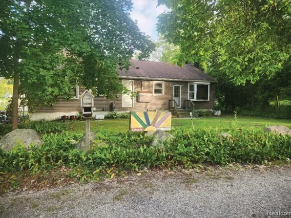 5940 Pinehurst Ct, Clarkston, MI 48346
