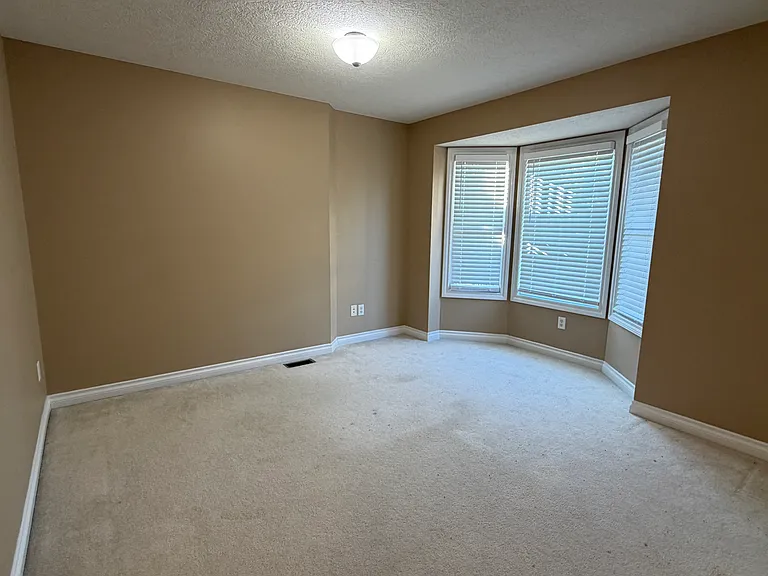 2122 Clinton St — Photo 22