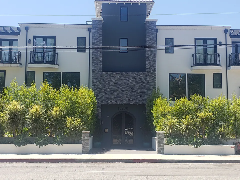 15200 Magnolia Blvd #303