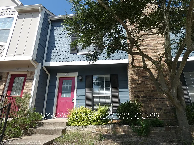 121 Surrey Ln — Photo 1