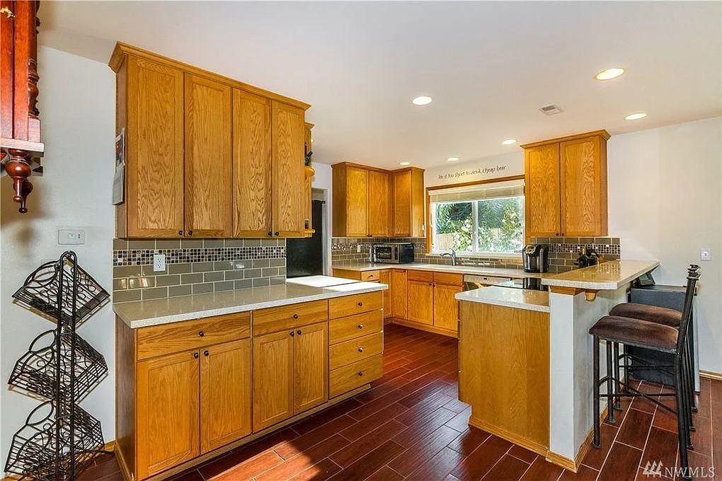 4 bed, 2.5 bath, 2100 sqft, $3,700 — Photo 4