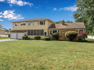 8275 Greiner Rd, Williamsville, NY 14221