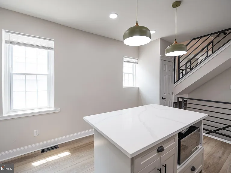 521 N Douglas St — Photo 8