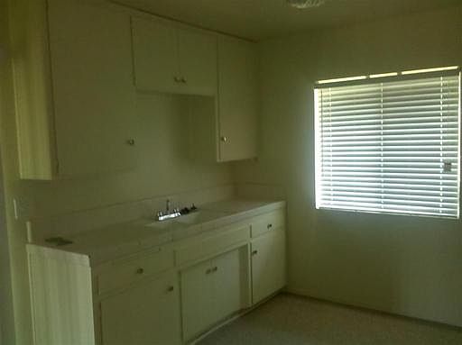 3rd image of 1546 E Caroline St