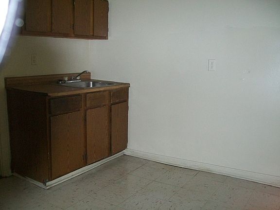 4th image of 311 N 33rd St APT 4