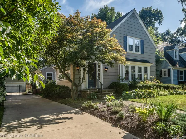 9 Woodside Park Blvd, Pleasant Ridge, MI 48069