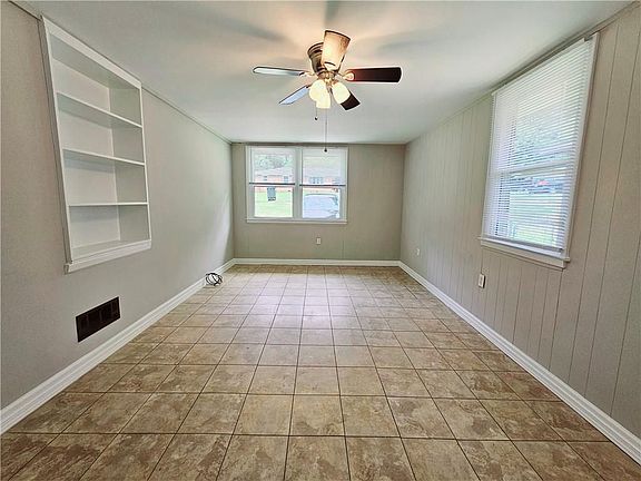 4th image of 643 Lyle Dr SE