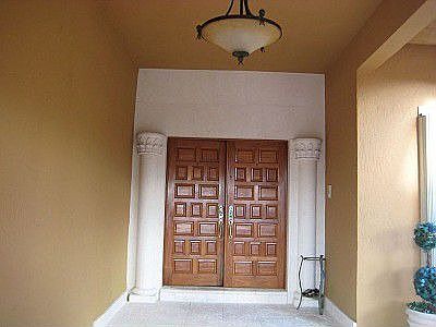 Entrance (roman columns)