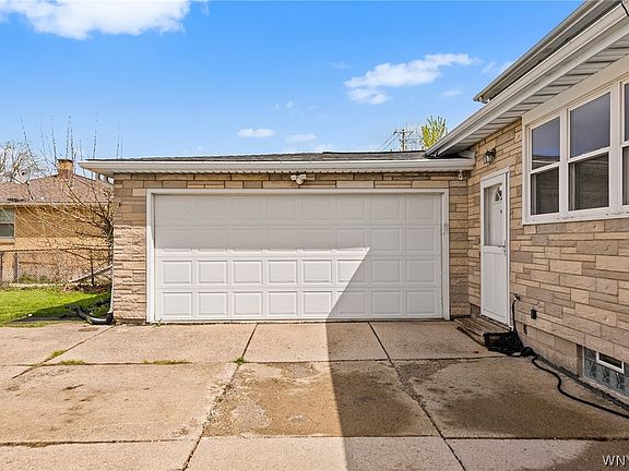 3rd image of 30 Meadowlawn Rd