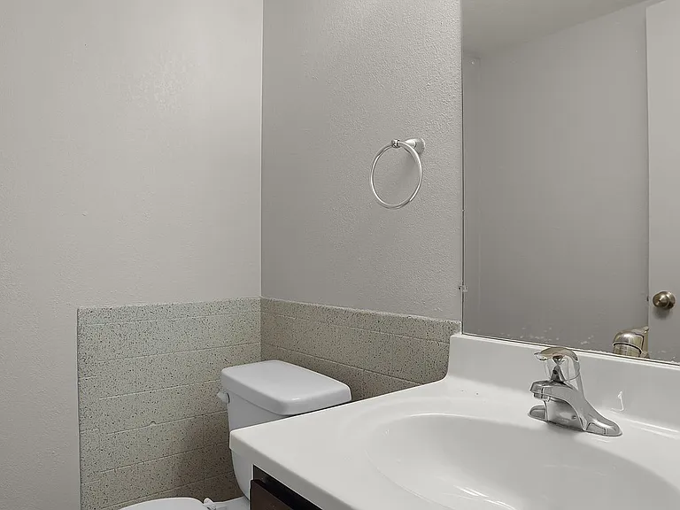 Bermuda Heights Apartments — Photo 19