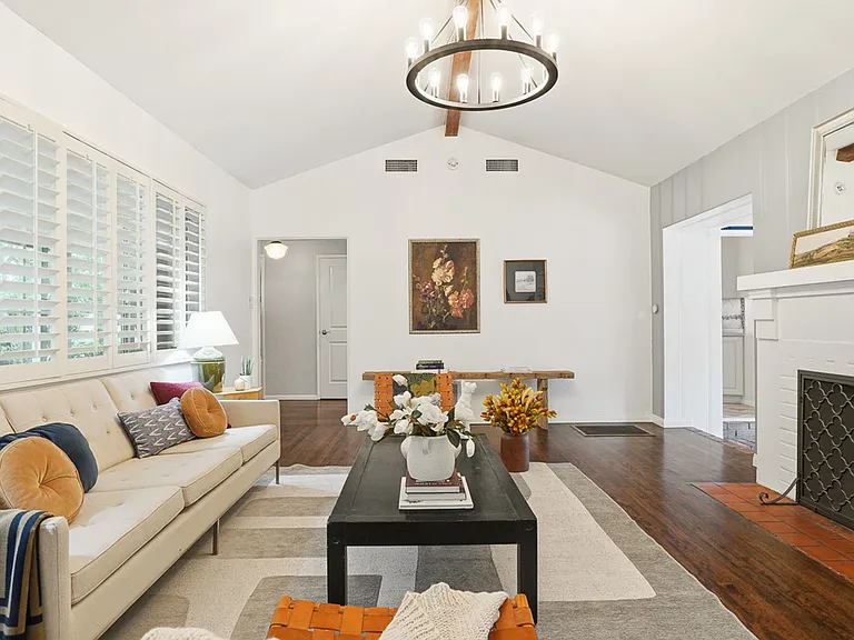 13360 Magnolia Blvd — Photo 13