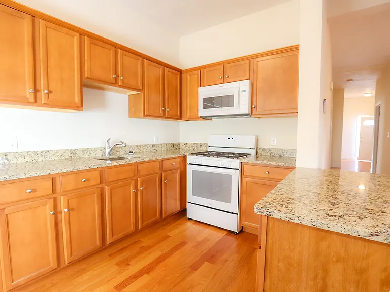 29-33 Highland Ave #3 — Photo 16