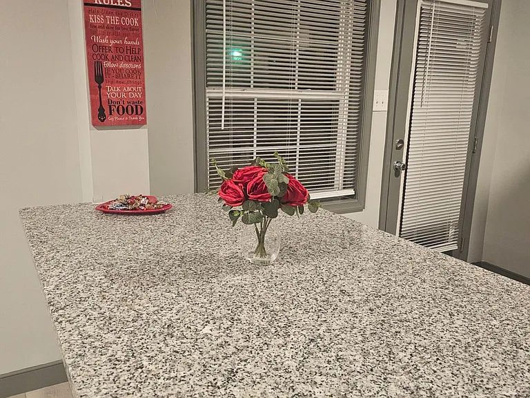 LIV Lakeview — Photo 14